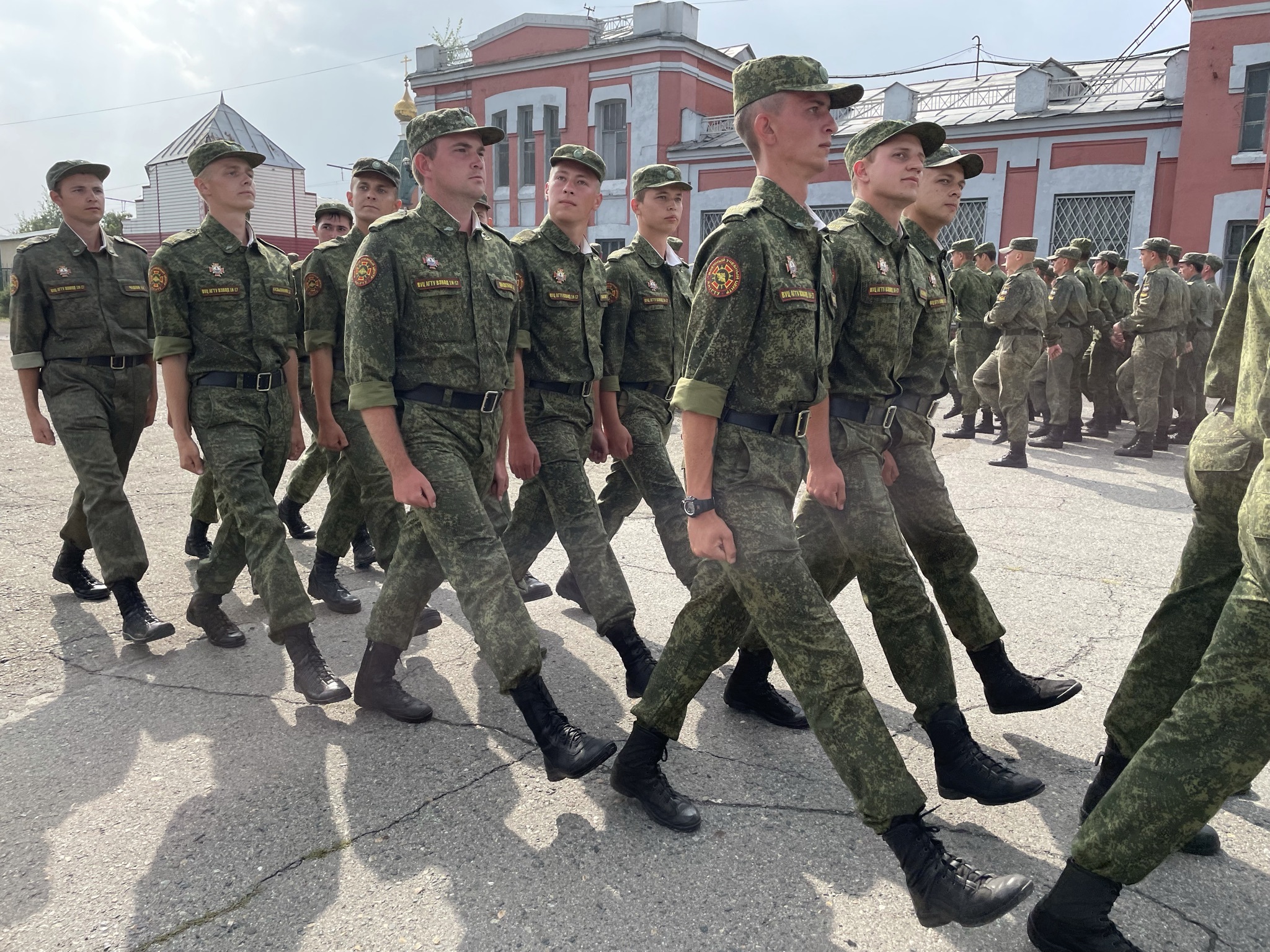 Студенты военного учебного центра АлтГТУ завершили обучение и вернулись в Барнаул