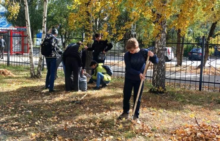 Более 800 человек приняли участие в наведении порядка на территории Октябрьского района в «чистый четверг»