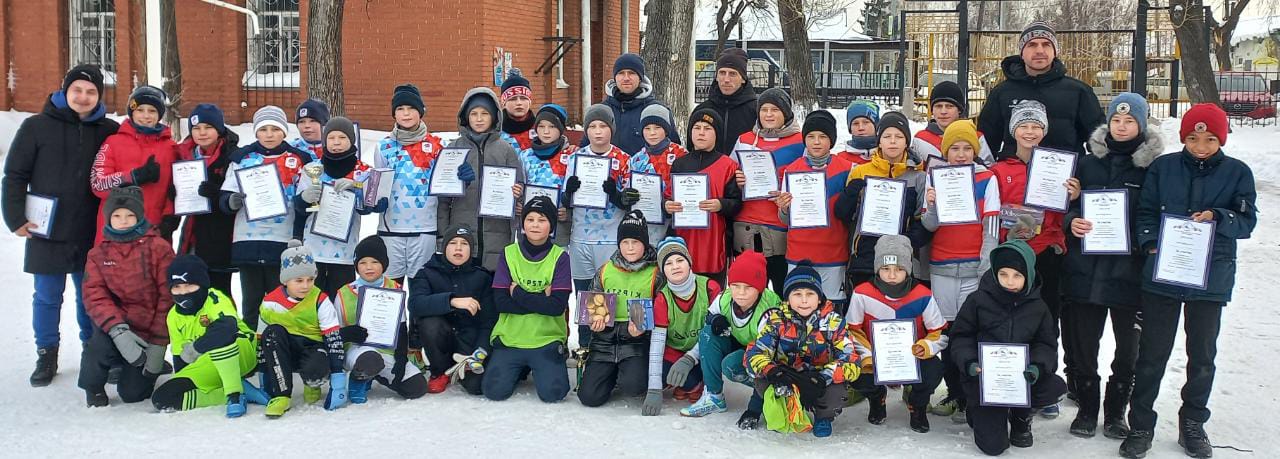 В Барнауле провели новогодние турниры по футболу на снегу и настольному теннису