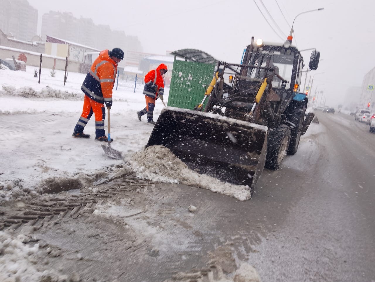 Дорожная служба очищает улично-дорожную сеть города от снега