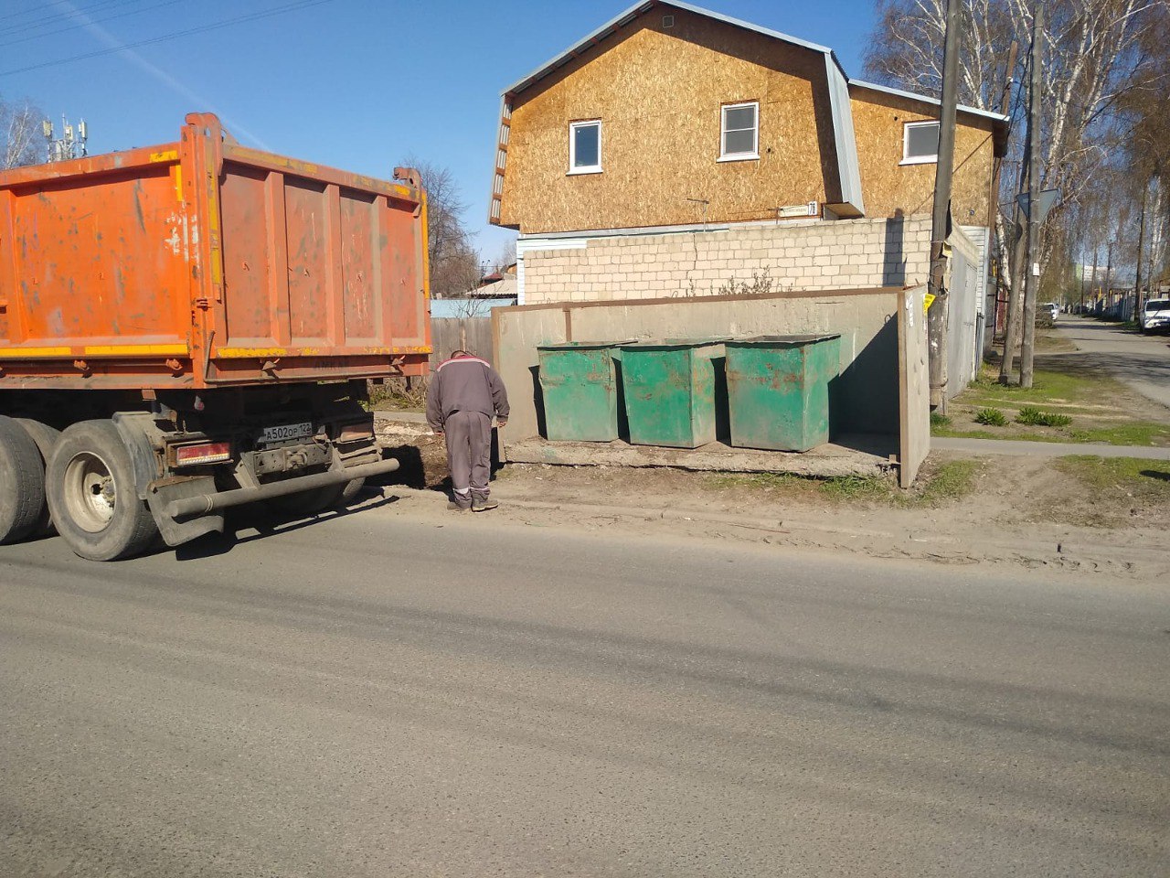 В Барнауле продолжаются работы по уборке территорий 