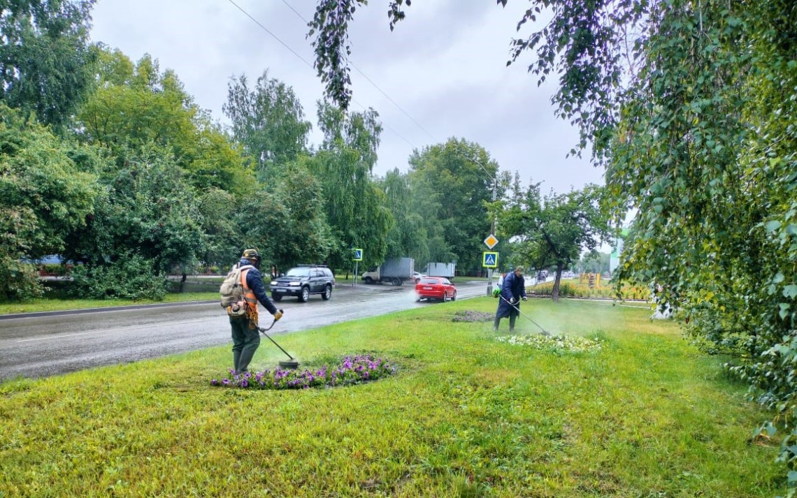 В Ленинском районе продолжаются работы по благоустройству территории