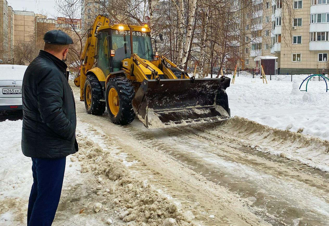 Очистка двора от снега. Очистка территорий от наледи. Администрация Лангепаса расчистка дворовых территорий. Уборка снега во Власихе. Барнаул снег.