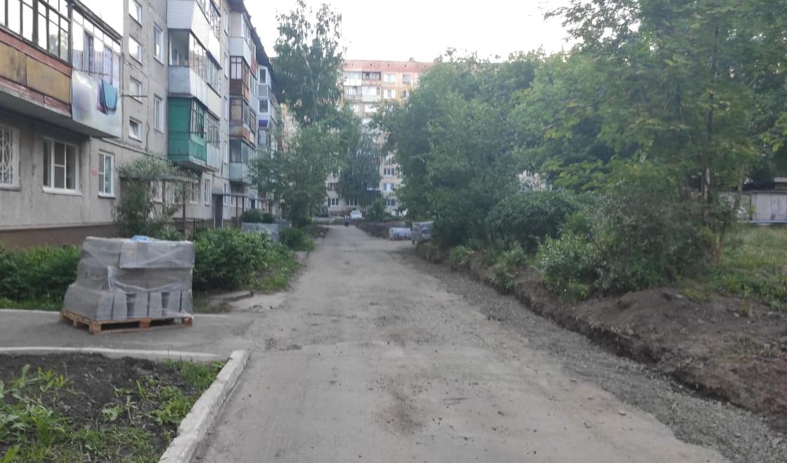 Двор по ул. Панфиловцев, 27 благоустраивают в рамках нацпроекта  «Жилье и городская среда»