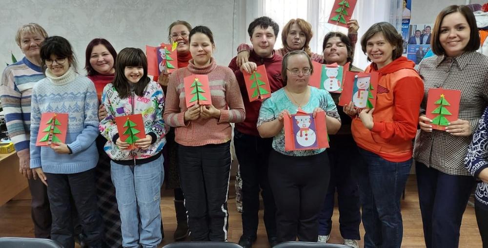 Творческим мастер-классом открыли декаду инвалидов в Железнодорожном районе Барнаула