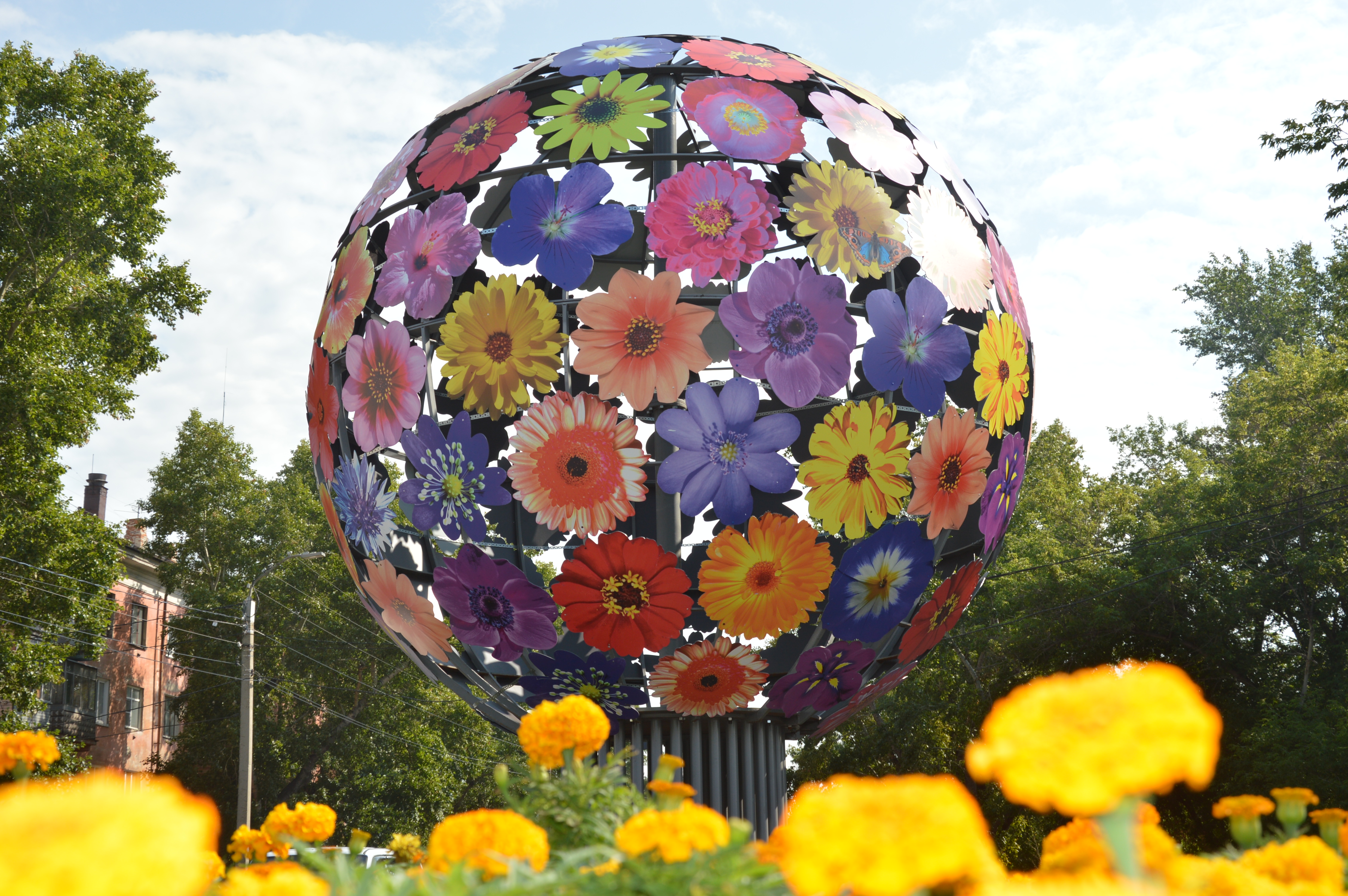 Большой шар с цветами. Цветочные конструкции. Декорированный шар цветами. Шары из цветов. Клумба в виде земного шара.