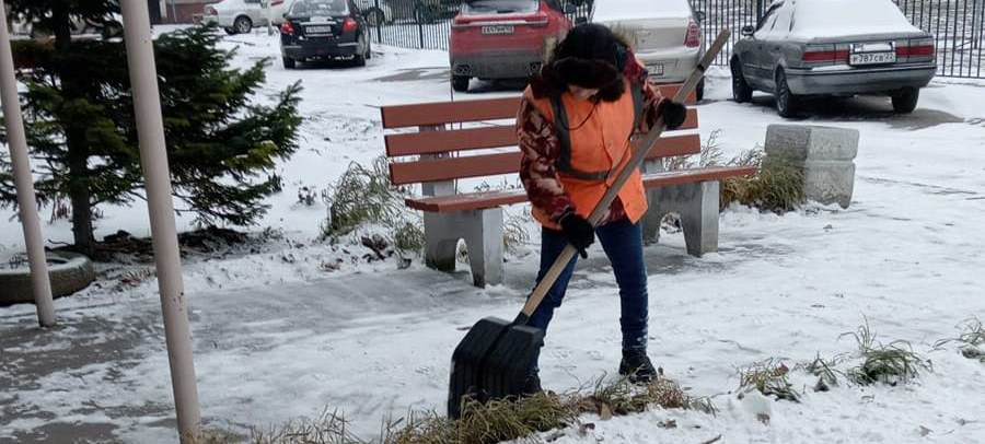 В связи со снегопадами в Ленинском районе усилена работа по очистке дорог, территорий, прилегающих к предприятиям потребительского рынка и дворов