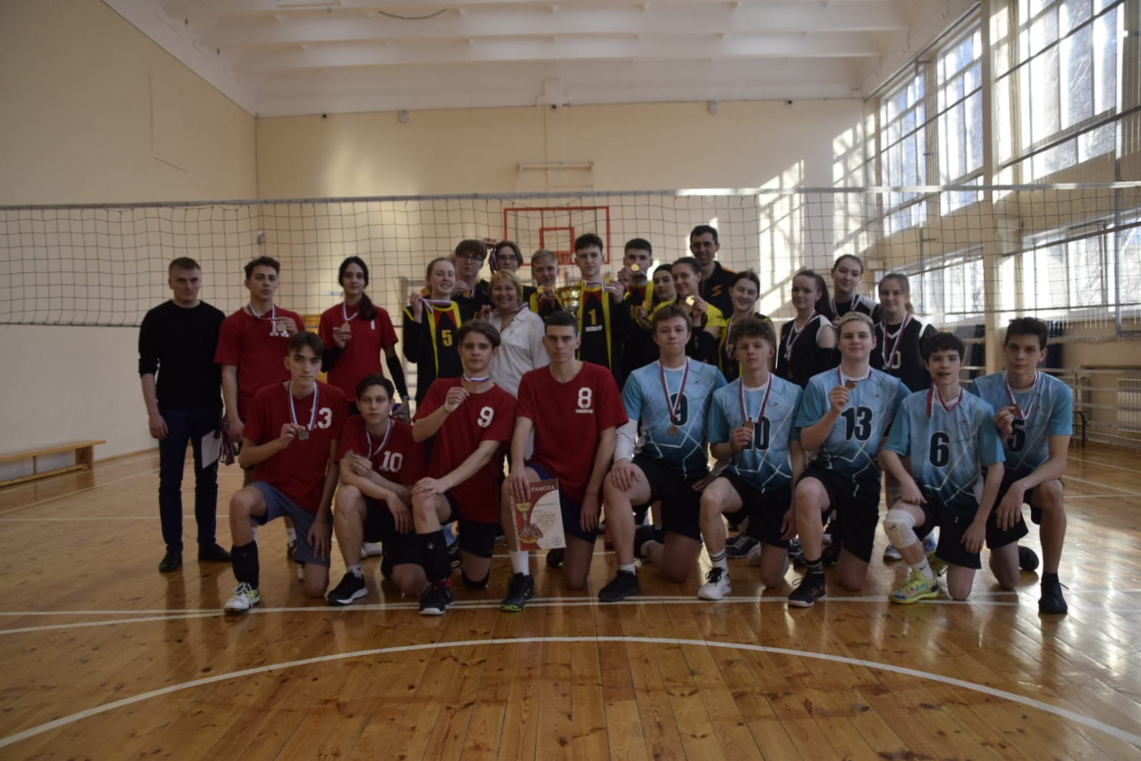 Среди школьников Индустриального района прошёл турнир по волейболу на переходящий Кубок памяти С.Н.Сундеева