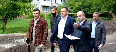 Глава администрации Ленинского района вместе с депутатами посетил дворы, где выполняется благоустройство в рамках нацпроекта «Жилье и городская среда»