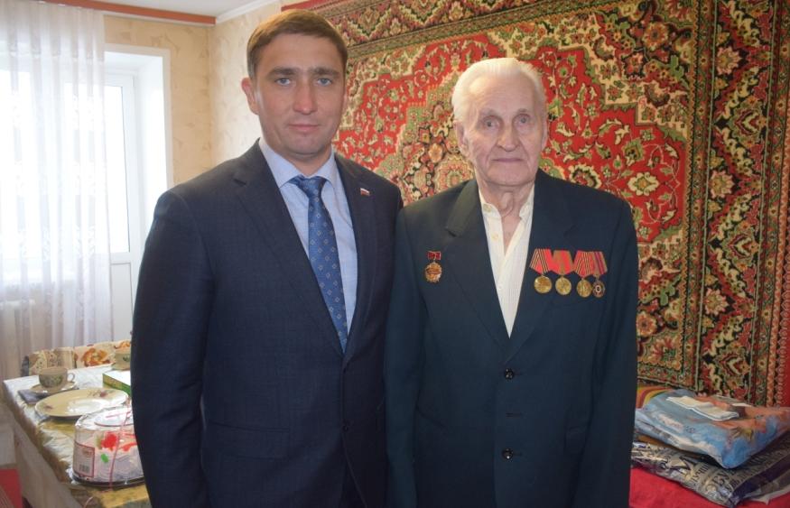 Депутат БГД Алексей Маликов поздравил ветерана Михаила Медведева с 90-летием