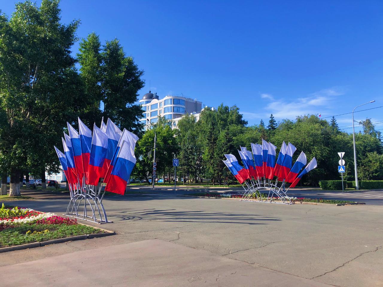 4 ноября в барнауле. Барнаул флаг России. Российский флаг с днем города Барнаул. Как украсить площадь к Дню России. Флаговые украшения улиц к Дню города Череповец 4 ноября.