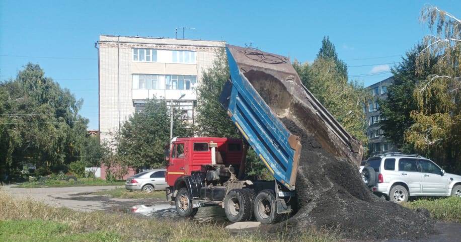 В Ленинском районе ведется отсыпка дорог частного сектора асфальтовым сколом