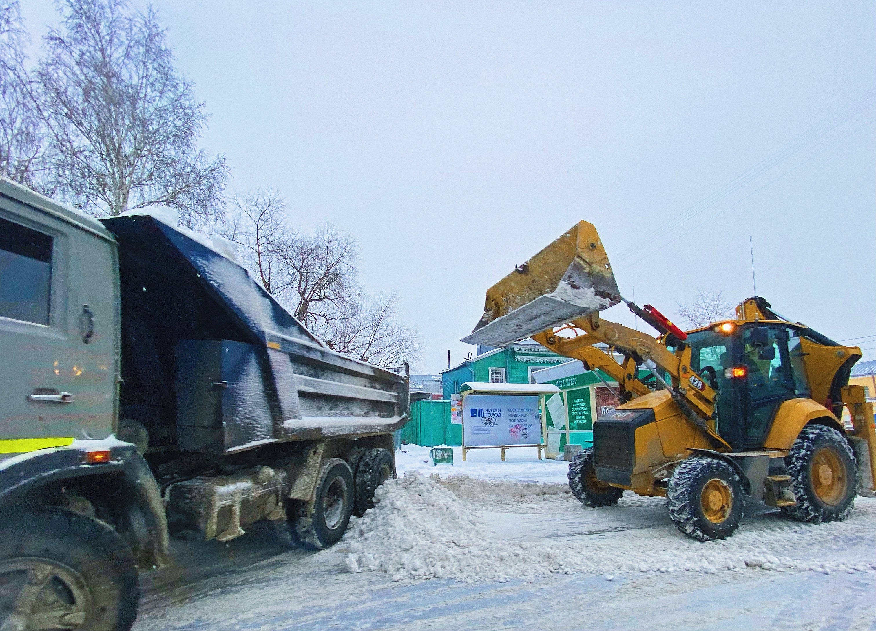 В Барнауле в выходные дни продолжаются работы по очистке от снега и наледи улиц, внутриквартальных проездов и дворовых территорий