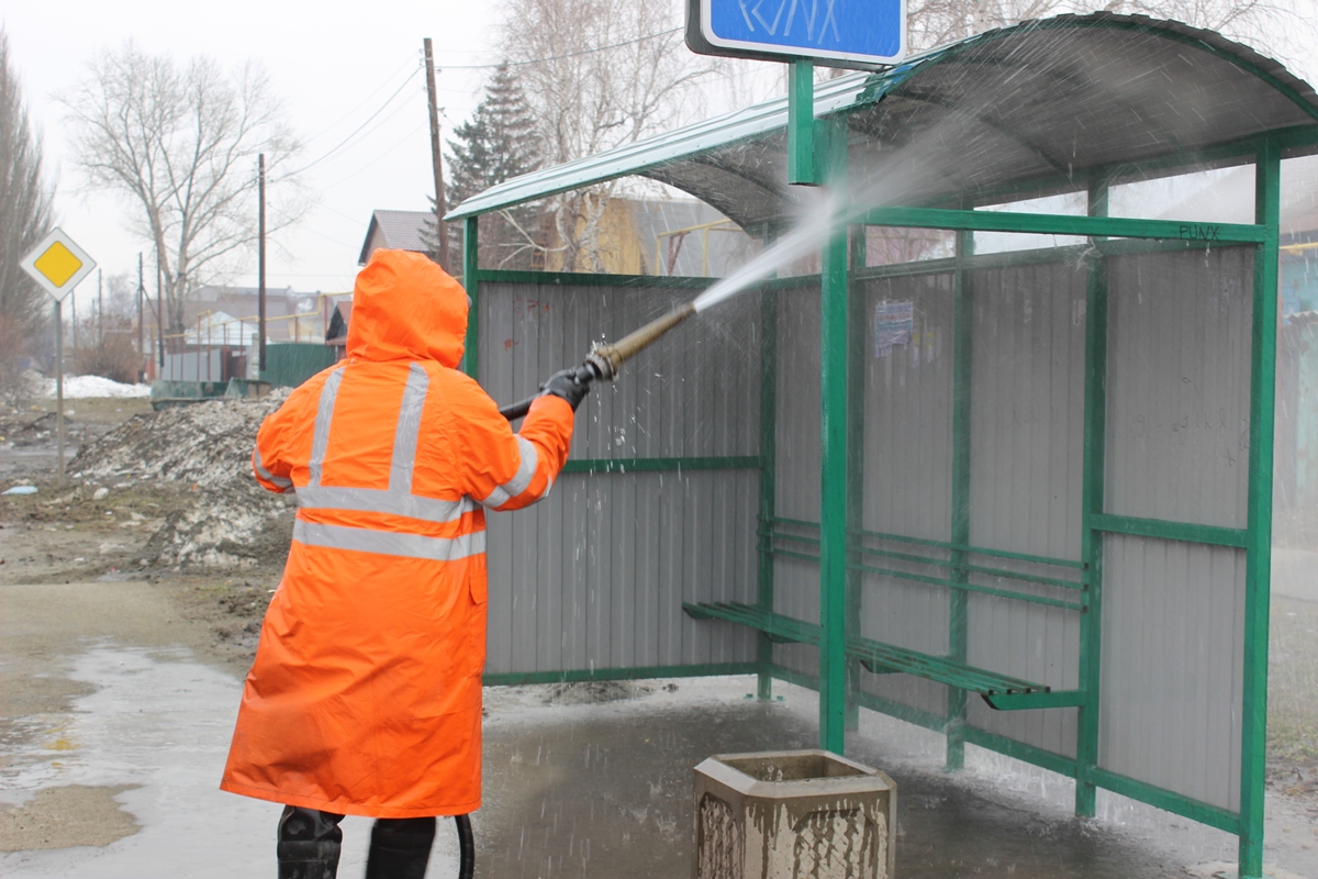 В Барнауле продолжают мыть остановки и убирать улицы после зимы