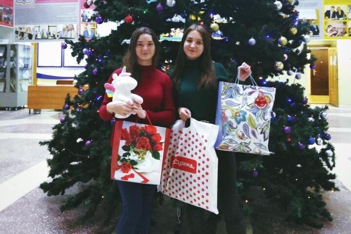 Барнаульцев приглашают принять участие в благотворительной новогодней акции «Желание под ёлкой» 