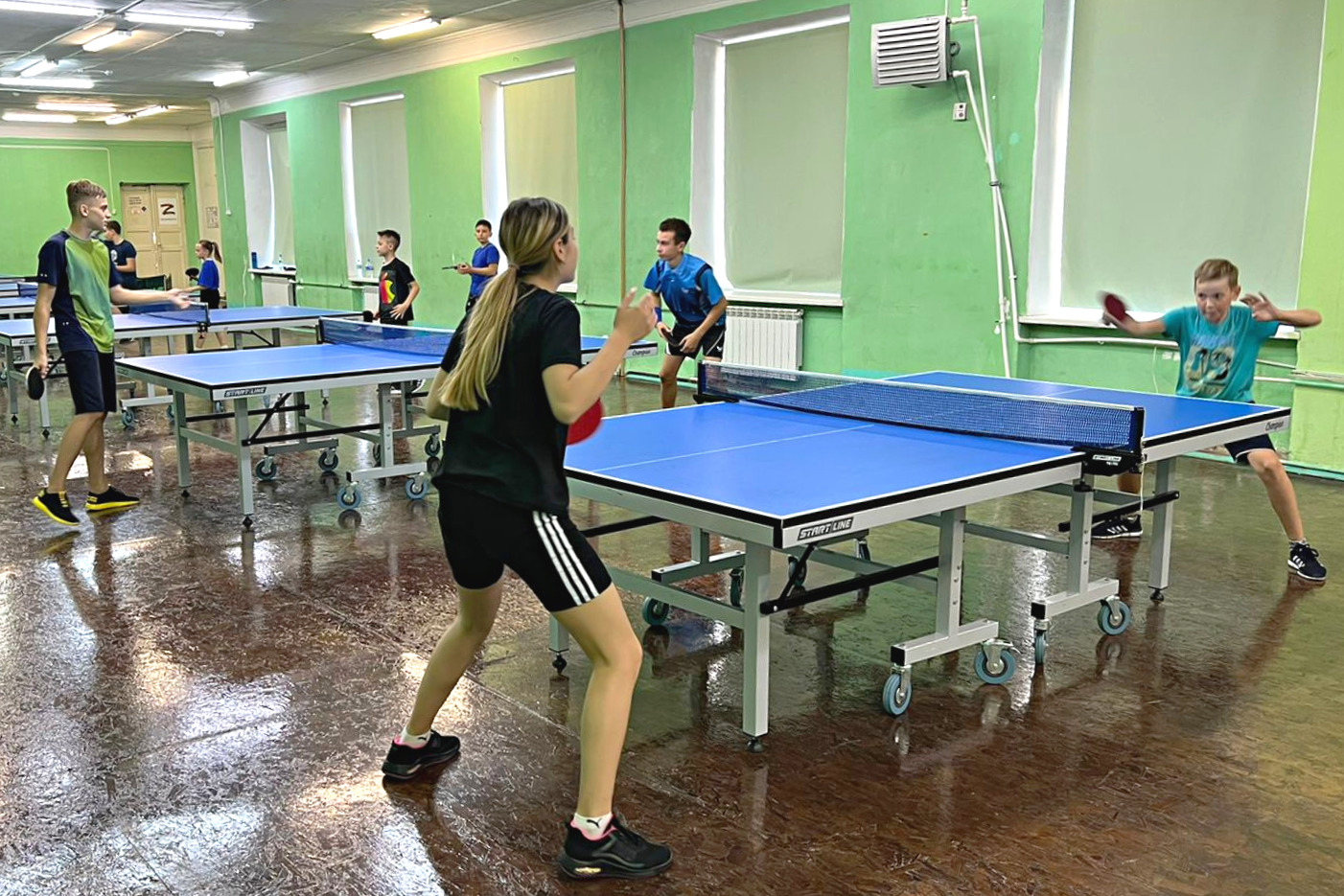 Школьники Октябрьского района приняли участие в соревнованиях по настольному теннису