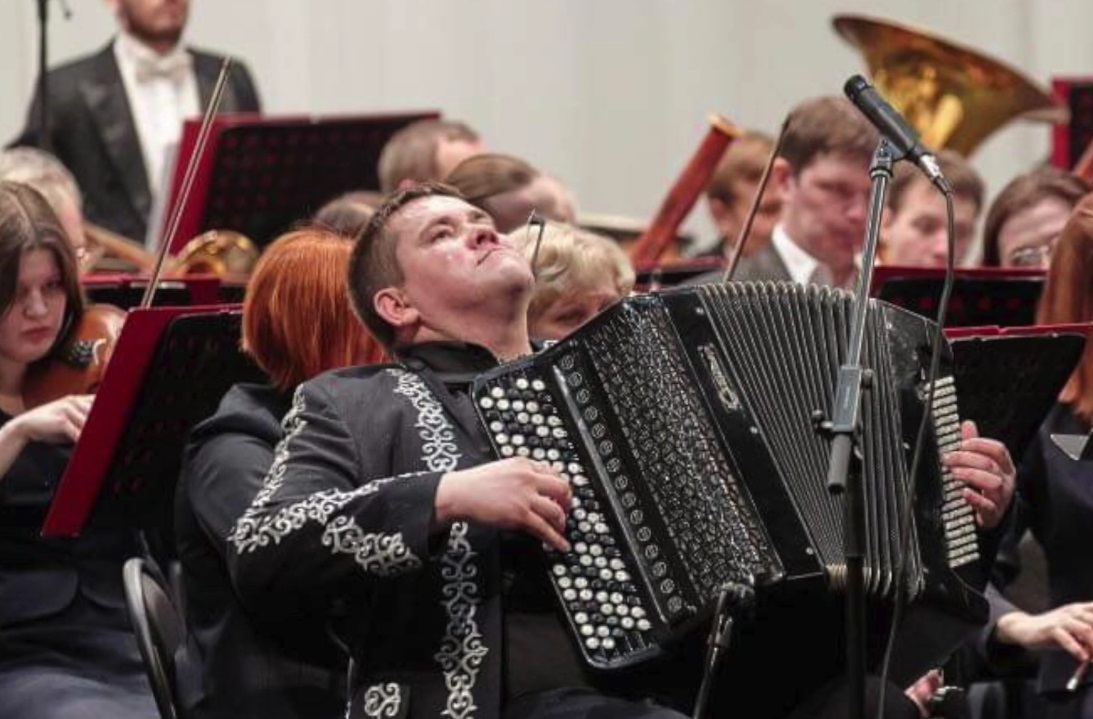 Государственный оркестр «Сибирь» и мультиинструменталист Петр Ткаченко представят в Барнауле программу «Гармоники мира»