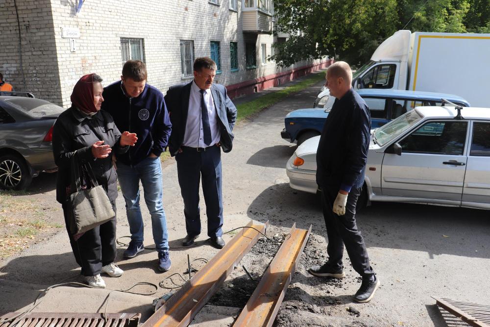 В Барнауле начали установку пандуса на тротуаре по ул.80 Гвардейской Дивизии,12
