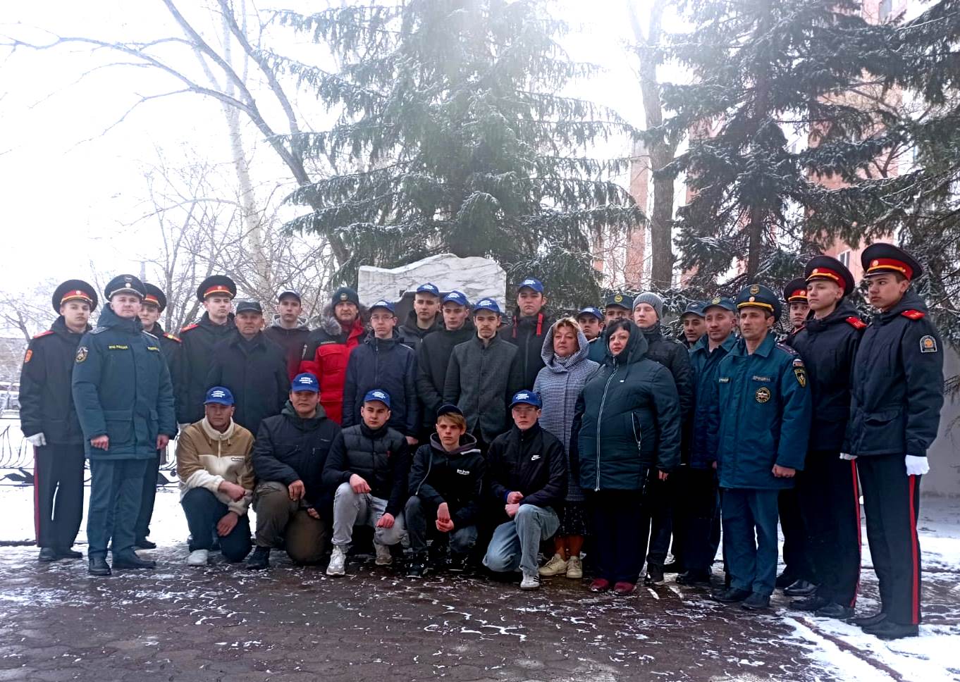 Накануне Дня пожарной охраны в Ленинском районе традиционно почтили память сотрудников службы, погибших на боевом посту