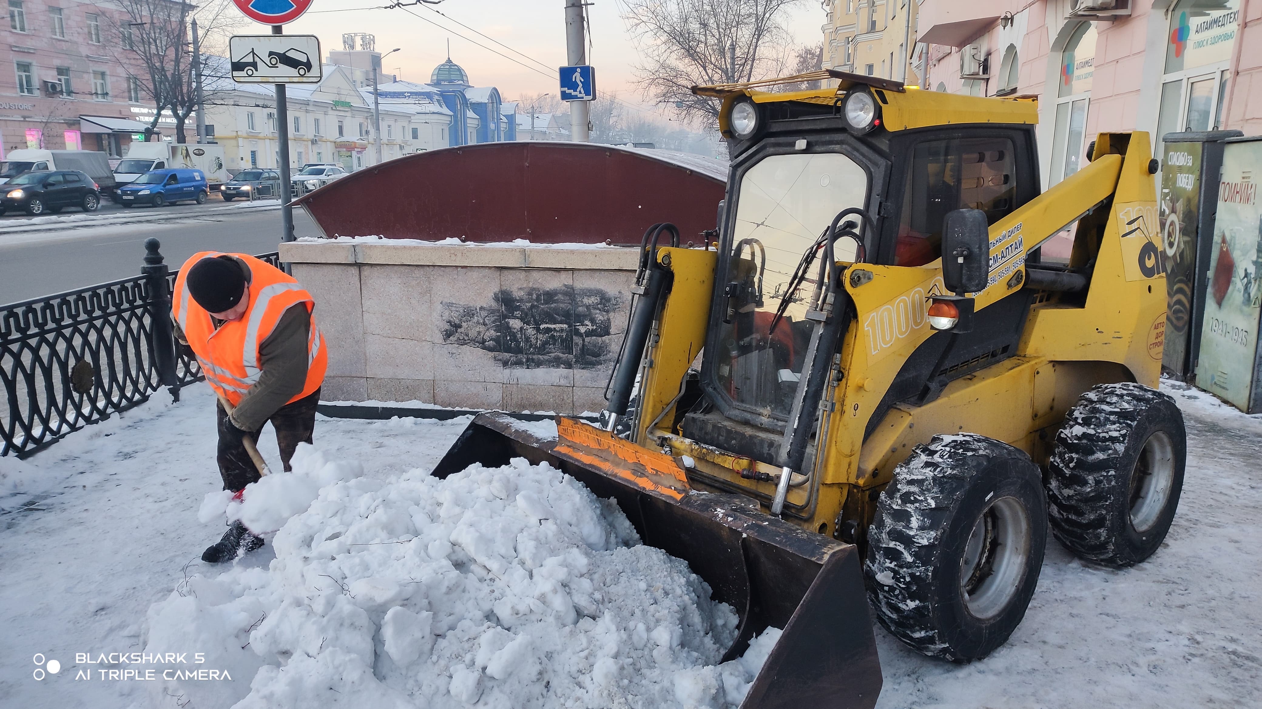 МБУ «Автодорстрой» очищает посадочные площадки общественного транспорта и подходы к пешеходным переходам 