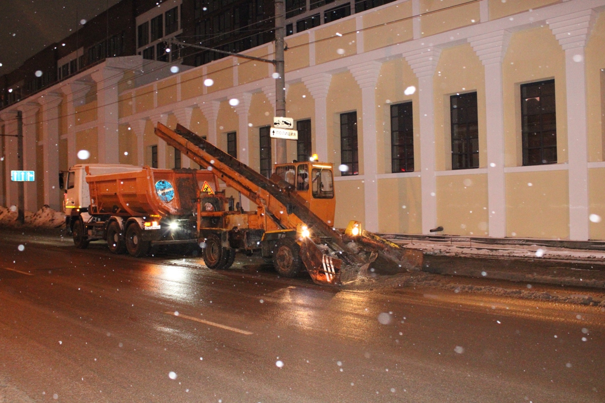 В ночную смену на дорогах города будут работать почти сто единиц зимней техники