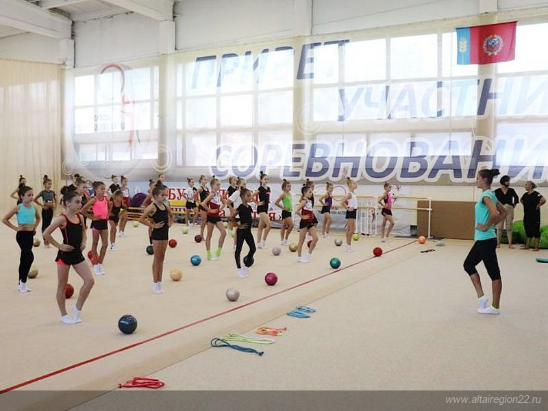 Участница Олимпиады в Токио провела мастер-класс для юных гимнасток в Барнауле