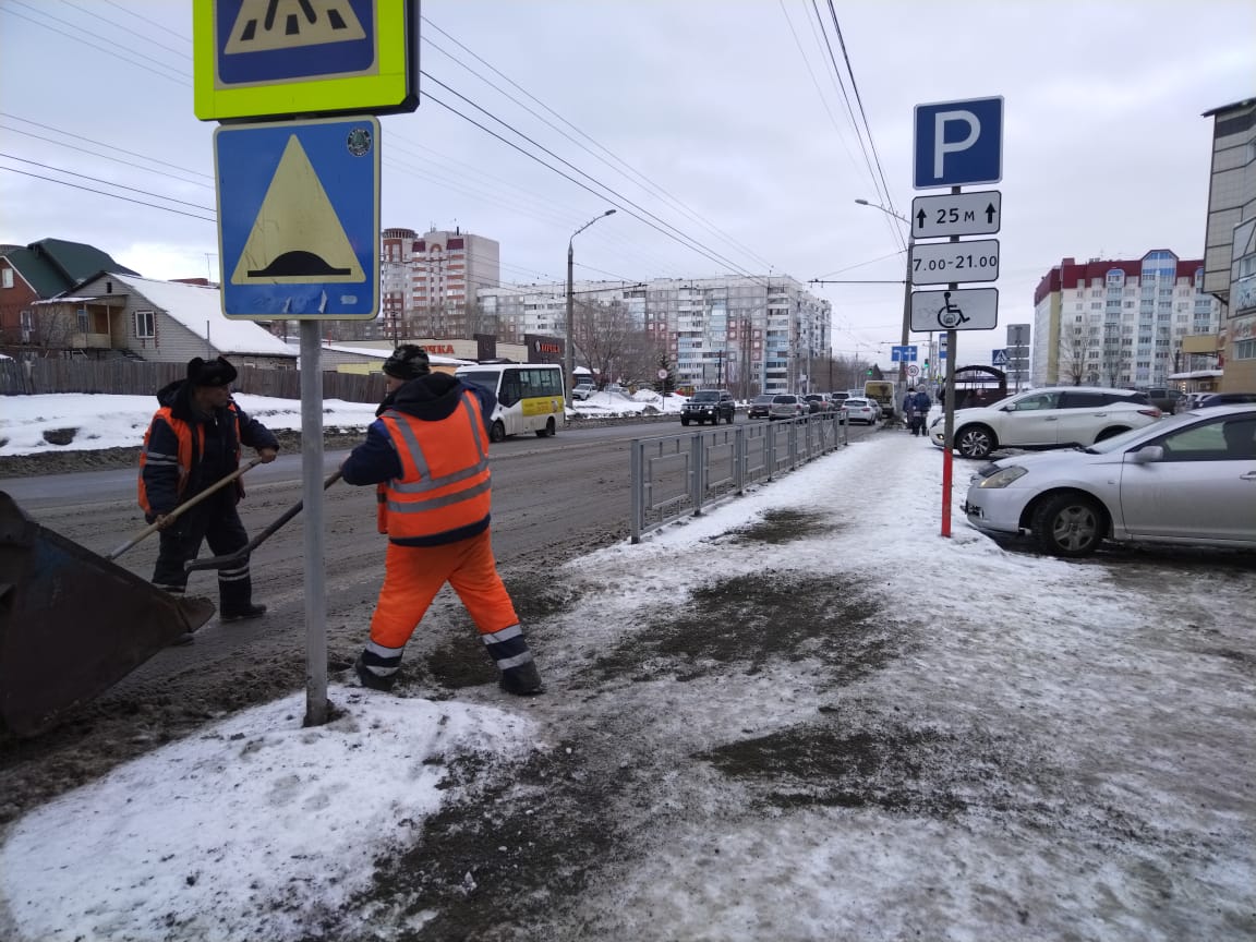 В Барнауле усилены меры по очистке городских дорог и тротуаров от наледи