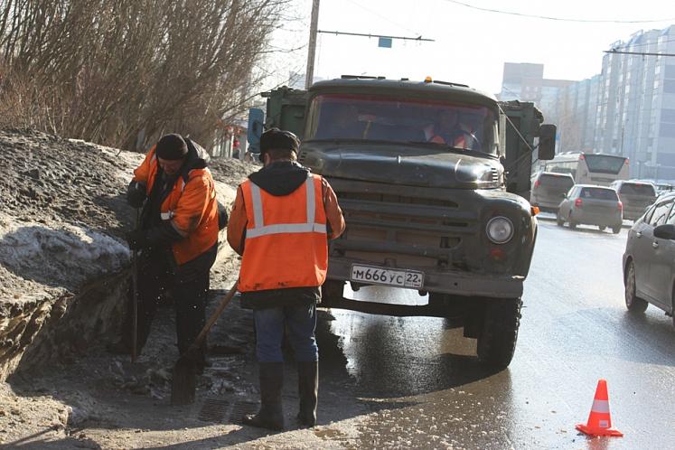 Барнаульские дорожники подготовили к стоку талых вод все ливнеприемные колодцы