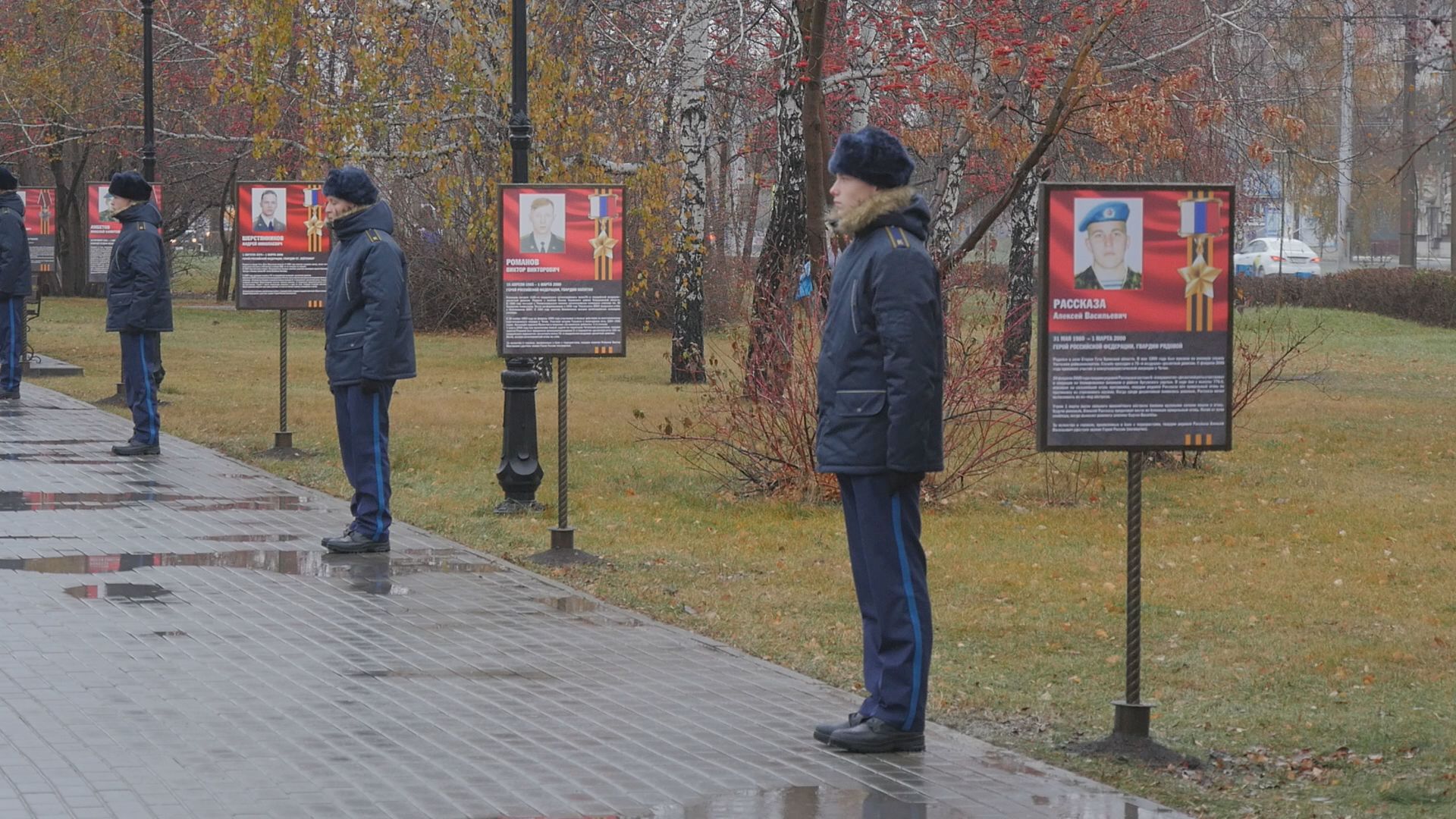 В Барнауле торжественно открыли первую в России аллею памяти воинов-десантников