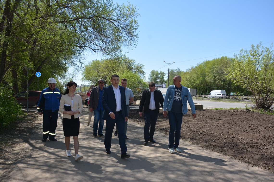 Глава администрации Ленинского района вместе с депутатами проверил ход работ по восстановлению нарушенного благоустройства 