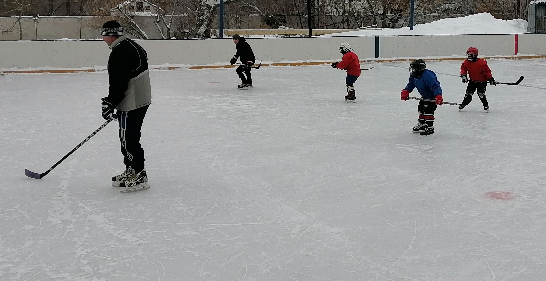 Более 30 человек занимаются спортом на хоккейной коробке «Полимер» в рамках проекта «Зимний дворовый инструктор»