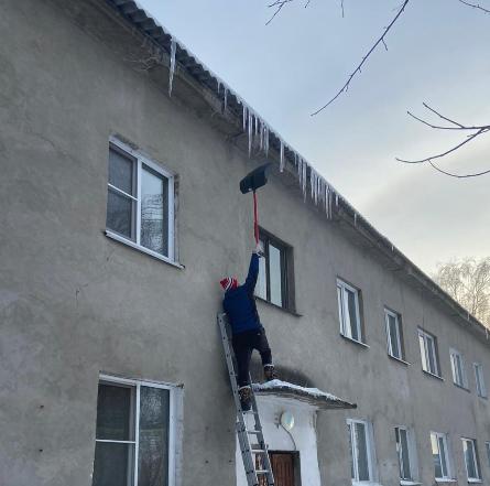 Очистка кровель аварийных многоквартирных домов в зимний период находится на особом контроле администрации Индустриального района