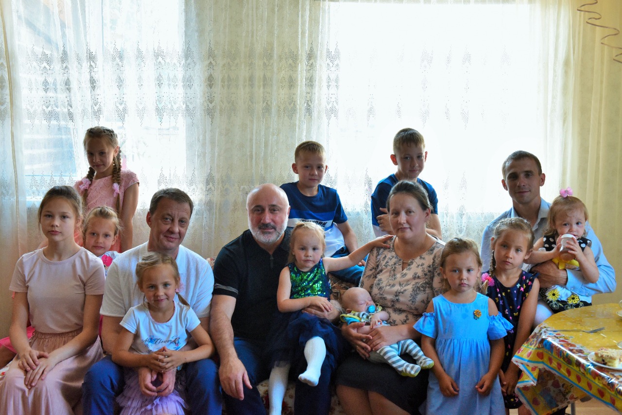 Глава Барнаула Вячеслав Франк посетил многодетную семью Брит