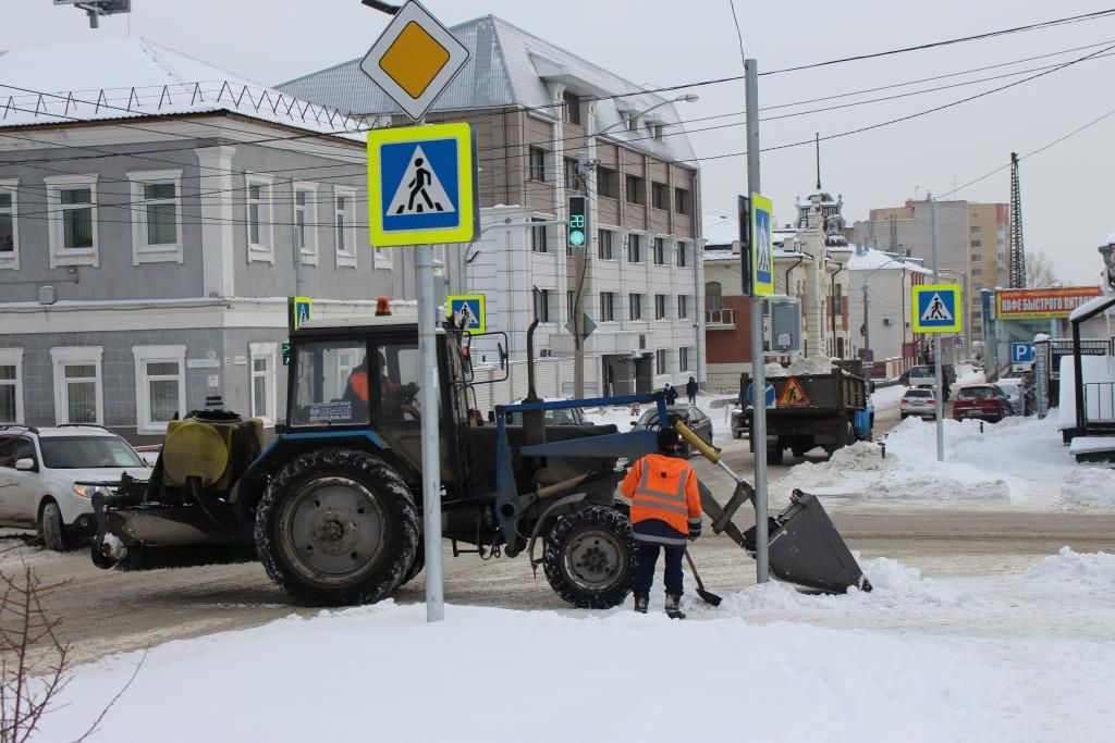 В связи с погодными условиями в Барнауле усилен контроль уборки выпавшего снега
