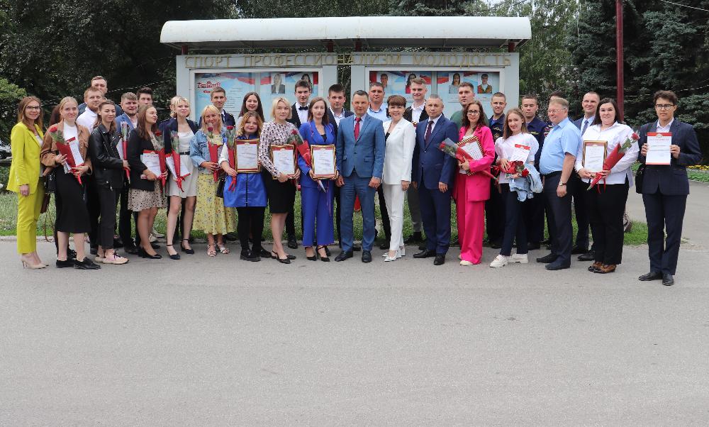 В Железнодорожном районе Барнаула состоялось торжественное открытие Доски почета молодежи
