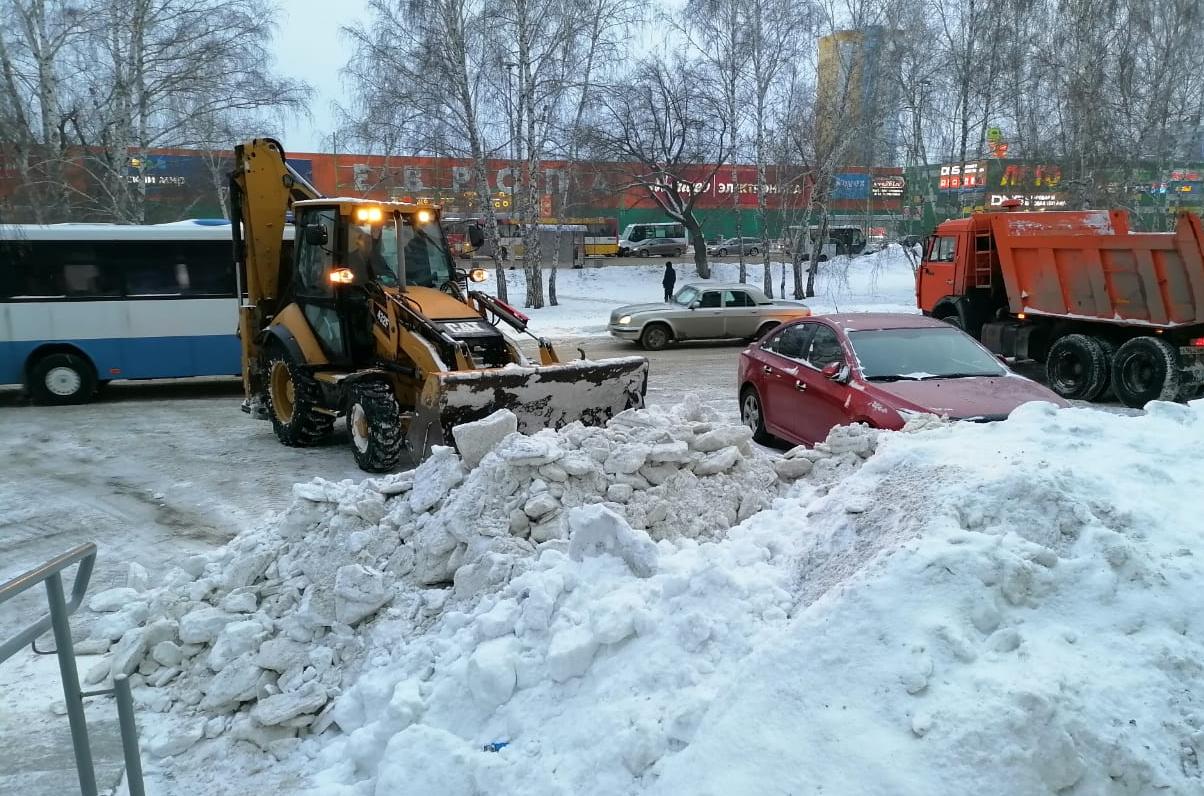 Спецорганизации расчищают улицы района после снегопада