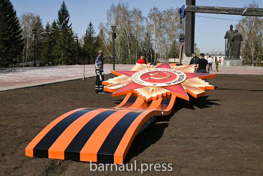 В Барнауле продолжаются работы по благоустройству Мемориала Славы 