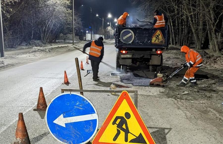 Ремонт участков дорог с применением холодного асфальта продолжается в Барнауле