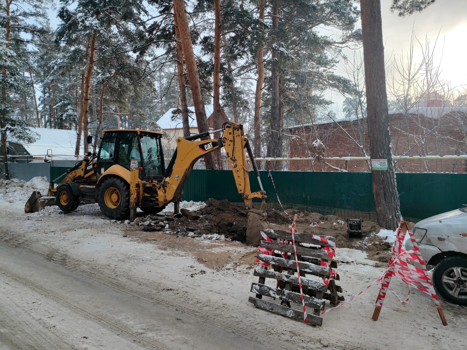 В Центральном районе ведутся работы по устранению повреждения на Змеиногорском тракте 