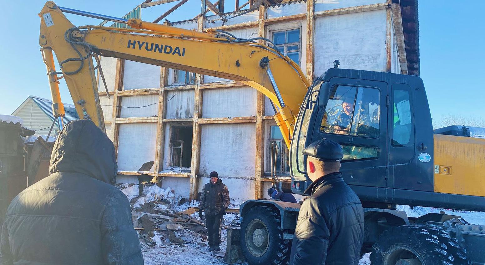 В Центральном районе Барнаула сносят аварийный дом