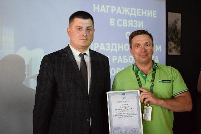 Первый заместитель главы администрации Индустриального района вручил награды ко Дню работников торговли