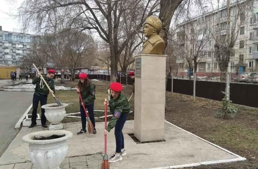 В Барнауле приводят в порядок после зимы памятники и мемориальные объекты