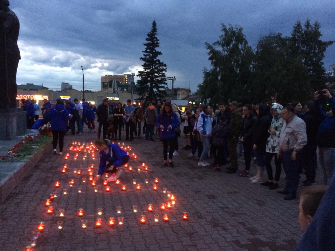 Барнаульцы зажгли свечи в память о защитниках Родины