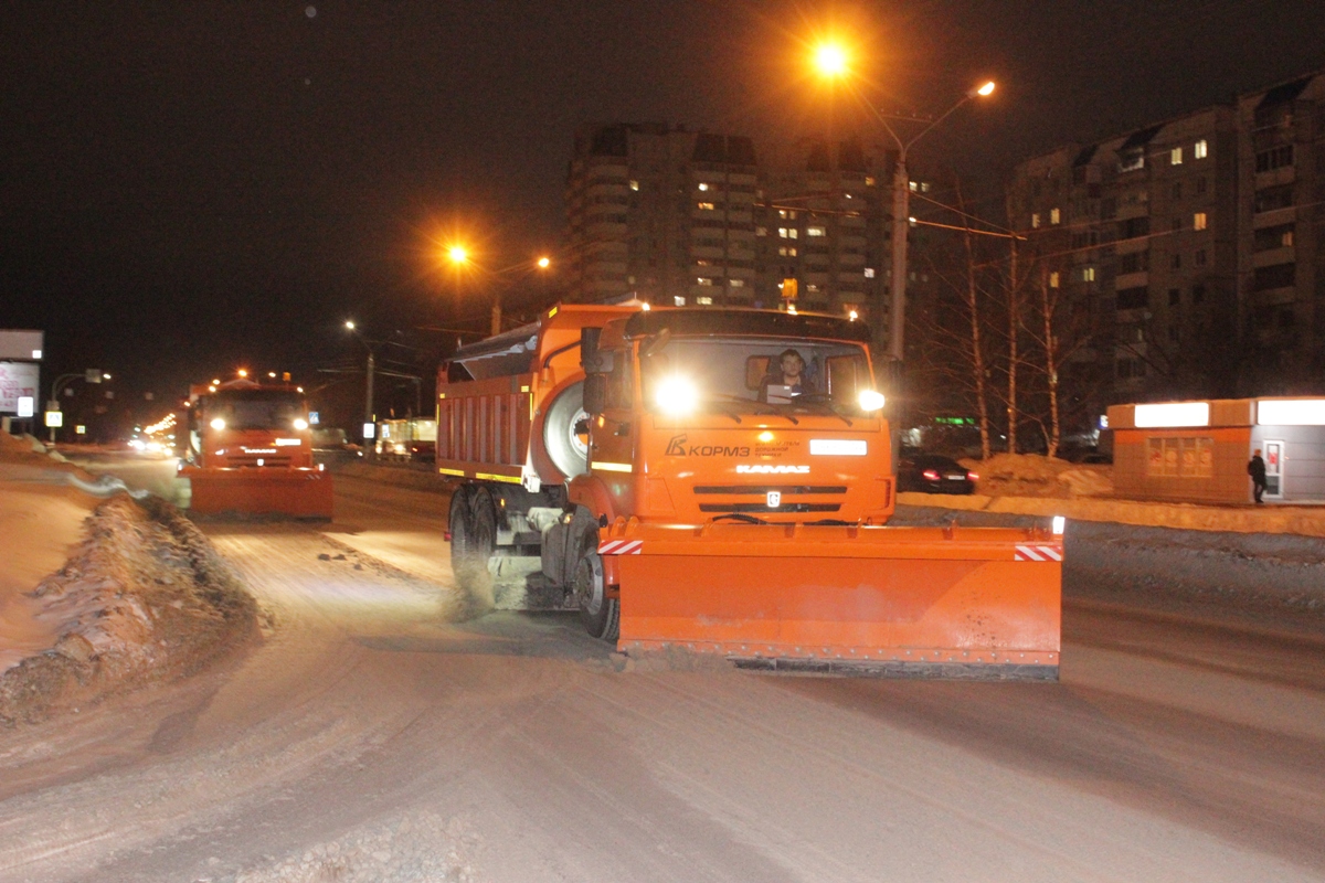 Новая снегоуборочная техника убирает дороги от снега в Барнауле