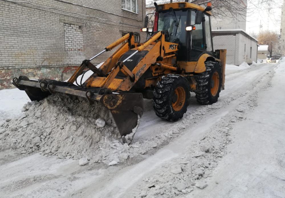 В Железнодорожном районе продолжаются работы по очистке дворов, кровель и межквартальных проездов