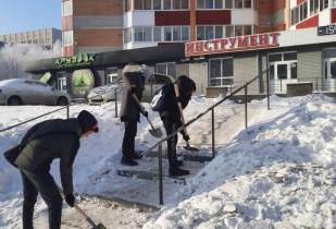 Волонтеры из числа молодежи вносят вклад в благоустройство территории Ленинского района