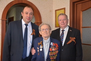 Поздравления с Днем Победы принимает ветерана Великой Отечественной войны Николай Константинович Вытоптов 