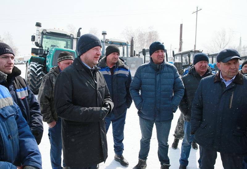 Губернатор Виктор Томенко проверил готовность к посевной в одном из передовых хозяйств Алтайского края