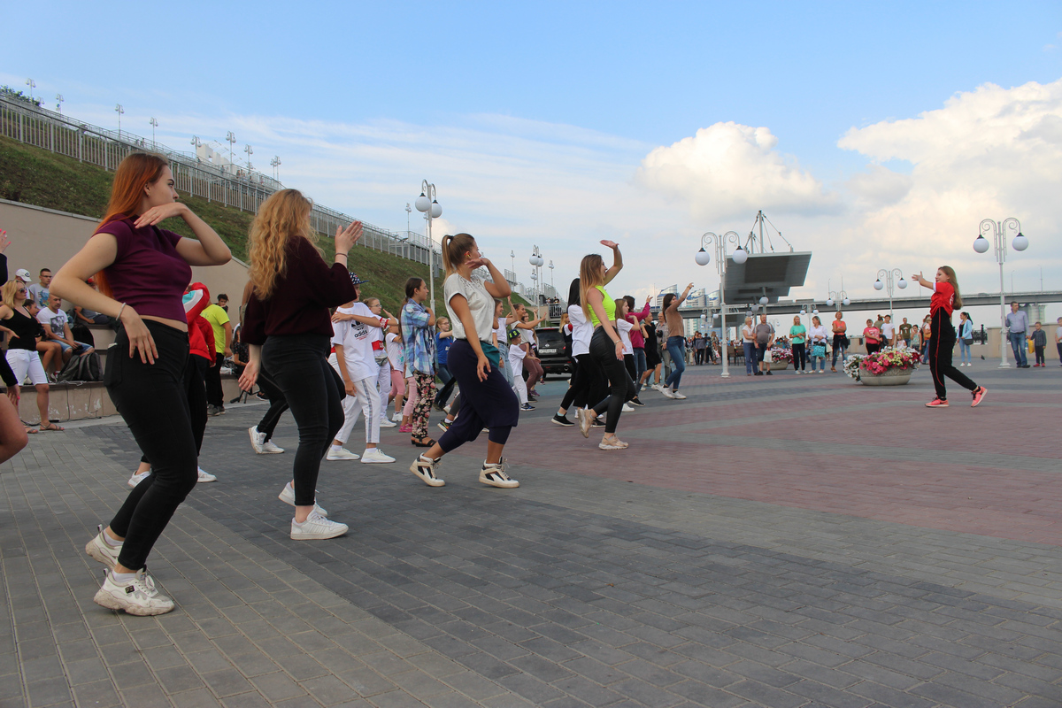 300 человек приняли участие в мастер-классах по уличным танцам на барнаульской набережной