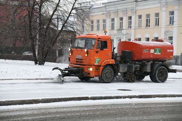 68 единиц снегоуборочной техники работают на дорогах Барнаула
